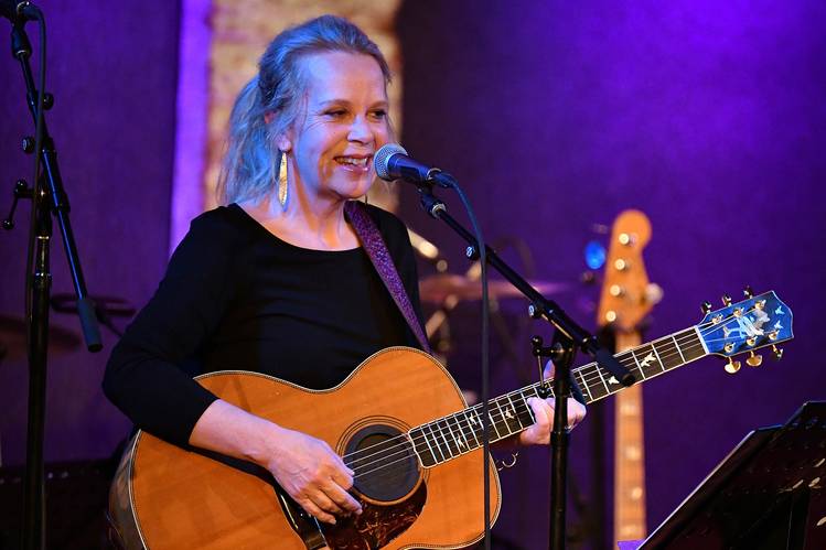 mary chapin carpenter guitar